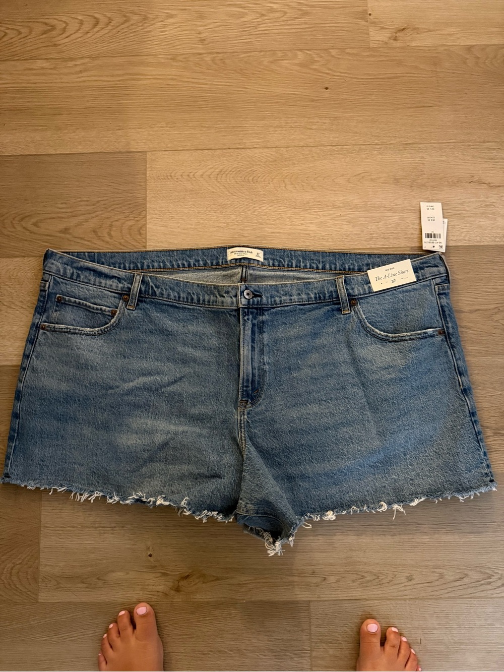 NWT Abercrombie & Fitch A-Line Mid-Rise Medium Wash Denim Shorts Size 37/24 Plus